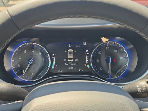 Used 2025 Chrysler Pacifica Limited FWD image 30