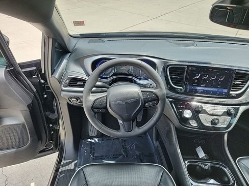 Used 2025 Chrysler Pacifica Limited FWD image 18