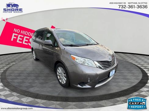Used 2014 Toyota Sienna LE image 3