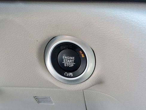 Used 2023 Chrysler Pacifica Touring-L FWD image 18