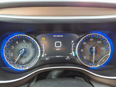 Used 2017 Chrysler Pacifica Touring-L Plus w/ Tire & Wheel Group image 16