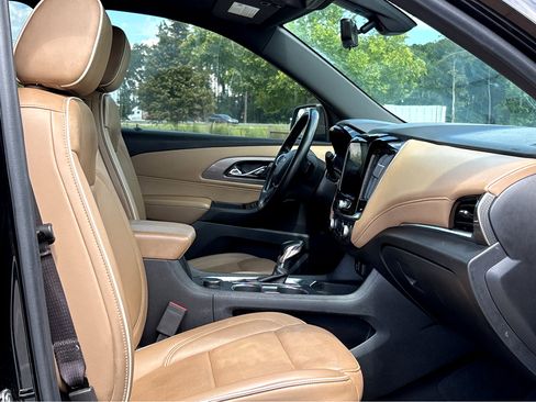 Used 2023 Chevrolet Traverse Premier image 12