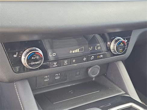 Used 2025 Mitsubishi Outlander SE image 28