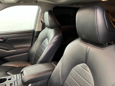 Used 2020 Toyota Highlander XLE image 17