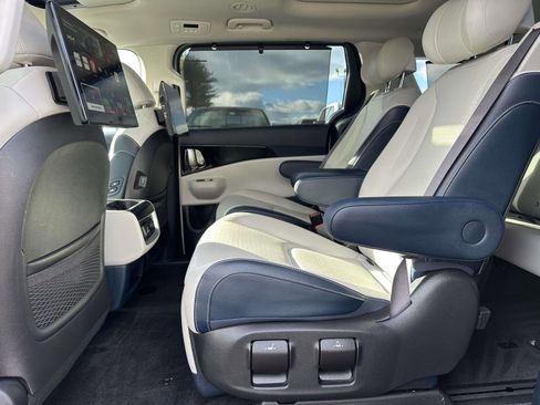 Used 2025 Kia Carnival SX Prestige image 23