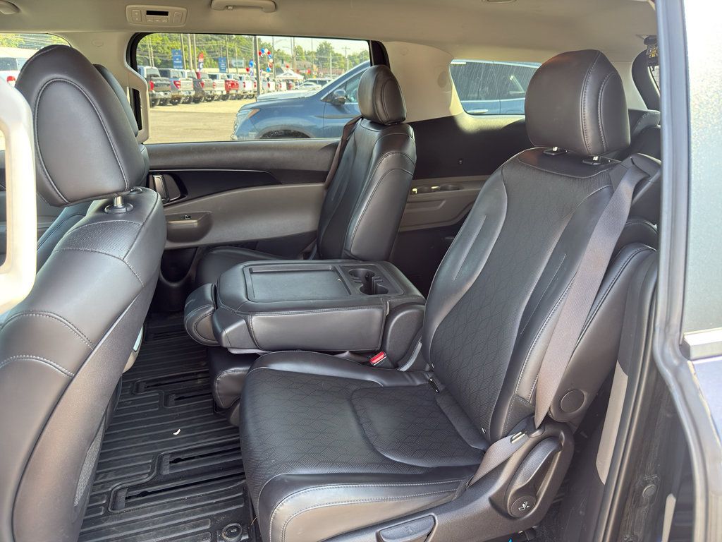 Used 2025 Kia Carnival FWD image 11