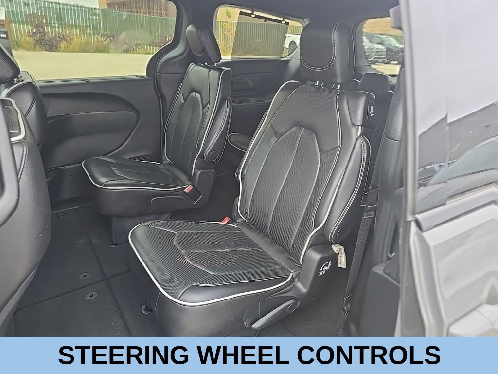 Used 2025 Chrysler Pacifica Limited FWD image 17