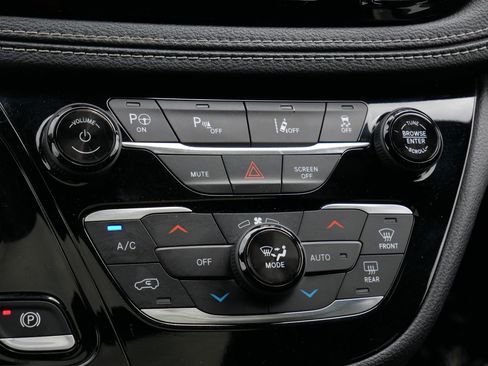 Used 2020 Chrysler Pacifica Limited w/ Advanced Safetytec Group FWD image 23