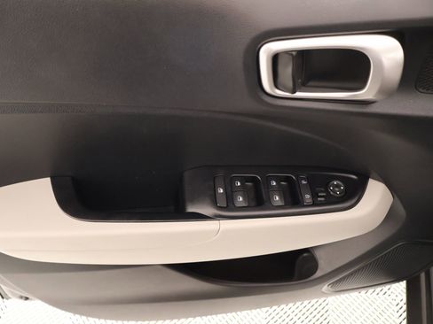 Used 2025 Hyundai Venue SEL FWD image 15