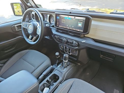 Used 2025 Jeep Wrangler Unlimited Sahara AWD/4WD image 13