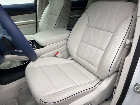 Used 2025 Buick Enclave Avenir image 11