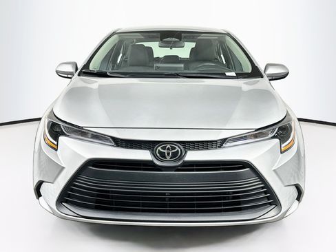 Used 2025 Toyota Corolla LE FWD image 2