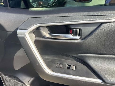 Used 2021 Toyota RAV4 XLE Premium image 14