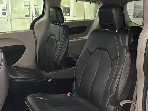 Used 2018 Chrysler Pacifica Limited image 28