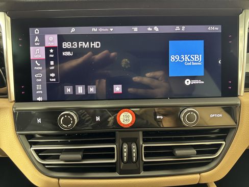 Certified 2025 Porsche Macan image 18