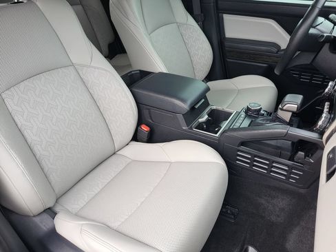 Used 2024 Toyota Tacoma Limited w/ Limited Package (LT) AWD/4WD image 13