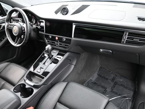 Certified 2026 Porsche Macan AWD/4WD image 32