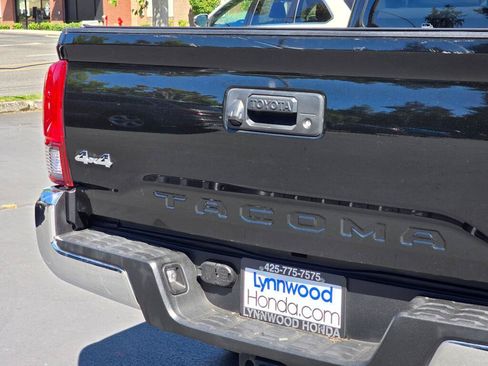 Used 2019 Toyota Tacoma SR5 AWD/4WD image 12