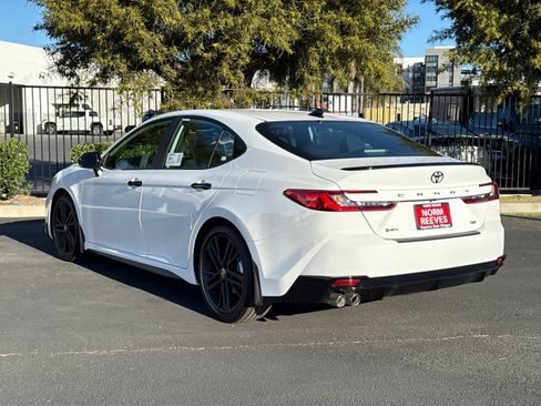 New 2026 Toyota Camry Hybrid FWD image 10