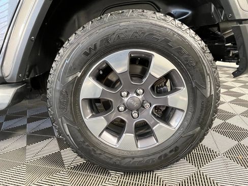 Used 2018 Jeep Wrangler Unlimited Sahara image 14