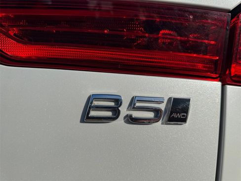 Certified 2025 Volvo XC60 B5 Core image 9