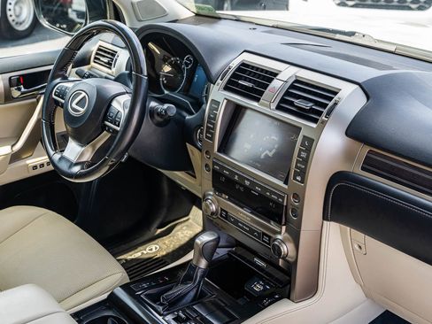 Used 2020 Lexus GX 460 Premium w/ Premium Package image 9