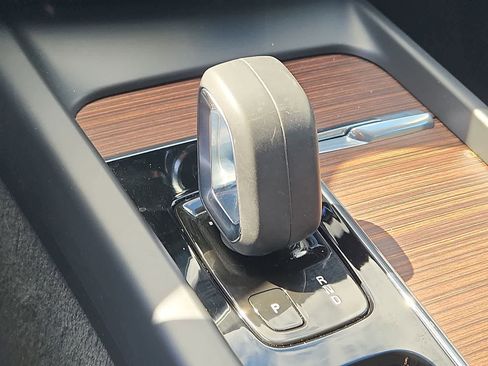 Used 2022 Volvo XC60 B5 Momentum image 16