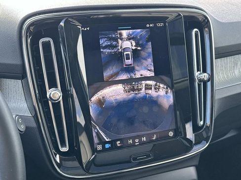 Used 2025 Volvo XC40 B5 Plus image 29