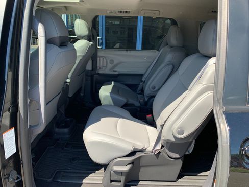 Used 2022 Toyota Sienna XLE AWD/4WD image 25