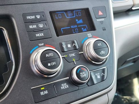 Used 2020 Toyota Sienna LE w/ LE Preferred Package FWD image 23