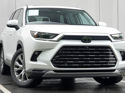 Used 2024 Toyota Grand Highlander FWD image 4