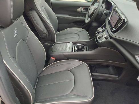 New 2026 Chrysler Pacifica Limited w/ S Appearance Package image 17