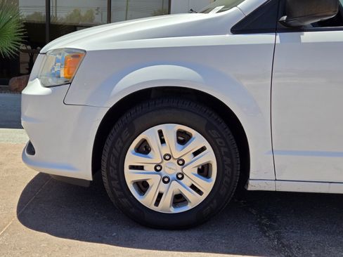 Used 2019 Dodge Grand Caravan SE w/ UConnect Hands-Free Group FWD image 6