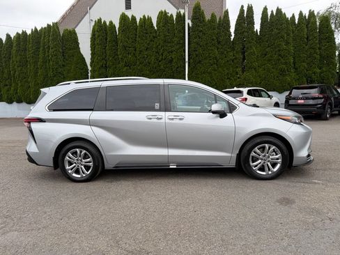 Used 2024 Toyota Sienna Platinum AWD/4WD image 11