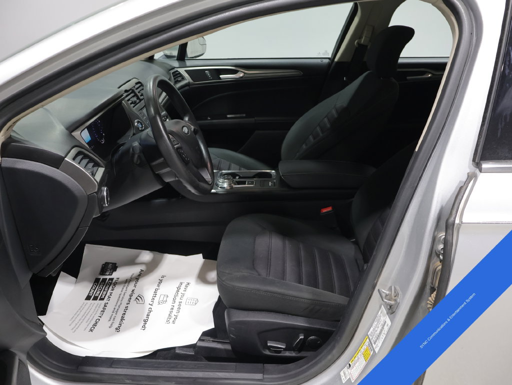 Used 2017 Ford Fusion SE FWD image 2