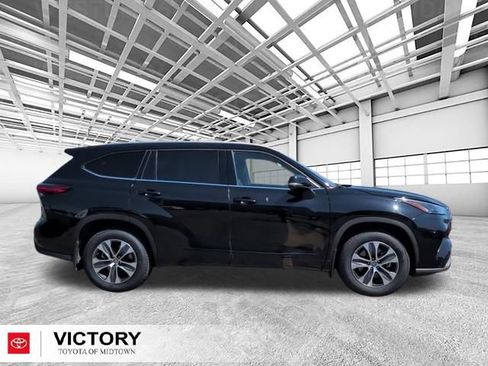 Used 2022 Toyota Highlander XLE AWD/4WD image 2