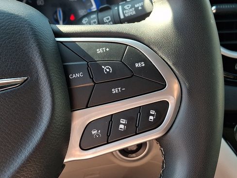 Used 2024 Chrysler Pacifica Touring-L FWD image 22