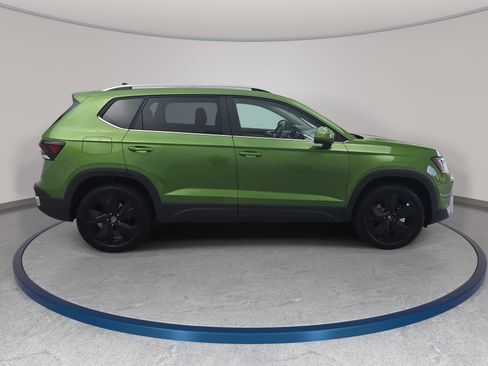 New 2026 Volkswagen Taos SE FWD image 4