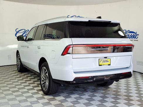 Used 2025 Lincoln Navigator Reserve AWD/4WD image 2