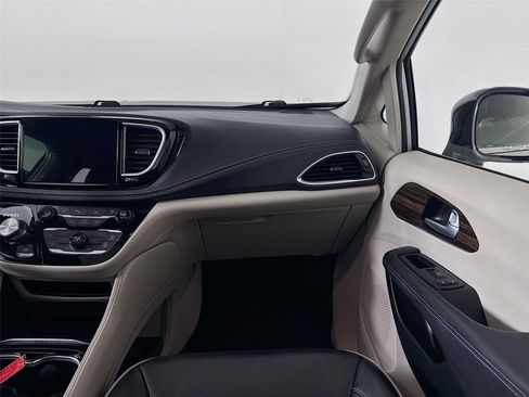 Used 2024 Chrysler Pacifica Limited image 31