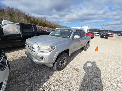 Used 2017 Toyota Tacoma Limited image 3