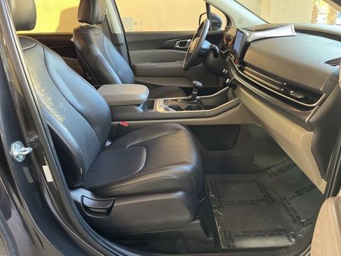 Used 2025 Kia Carnival image 28
