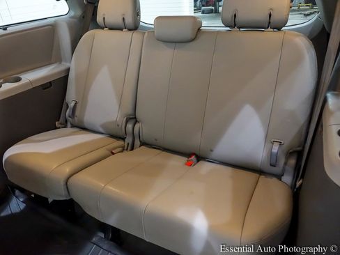 Used 2016 Toyota Sienna XLE w/ XLE Navigation Package AWD/4WD image 17