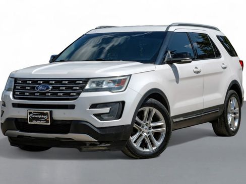 Used 2017 Ford Explorer XLT w/ Equipment Group 202A image 4