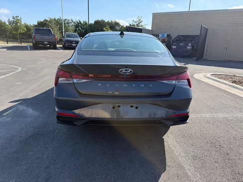 Used 2023 Hyundai Elantra SE w/ Preferred Accessory Package FWD image 5