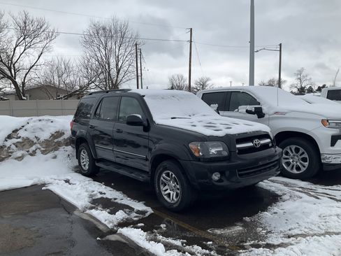Used 2005 Toyota Sequoia SR5 image 2