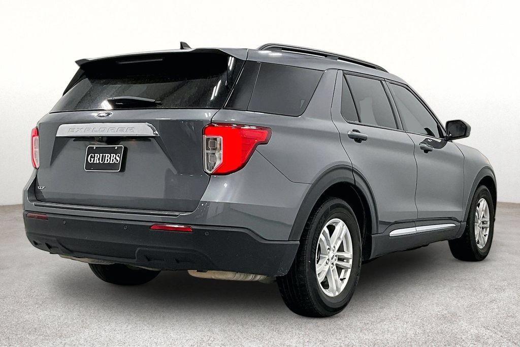 Used 2024 Ford Explorer XLT RWD image 2