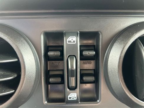Used 2009 Jeep Wrangler Unlimited X AWD/4WD image 36