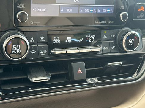 Used 2021 Toyota Highlander XLE FWD image 25