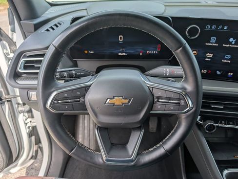 Used 2025 Chevrolet Traverse LT FWD image 13